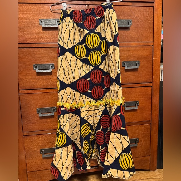 Beautiful African skirt made in Nigeria. Elastic waist to fit sizes XS-L - Picture 2 of 4